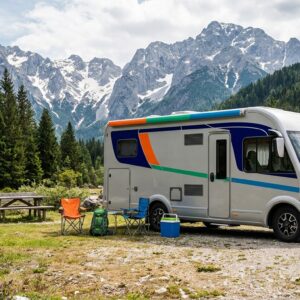 Wohnmobilübernachtung Kaumberg: So planst du den Stopp im Wienerwald richtig Wohnmobilübernachtung in Kaumberg: die Planung vor der Abfahrt Eine Wohnmobilübernachtung in Kaumberg ist schnell fixiert, sofern Saison, Reservierung und Anfahrt vorher geklärt sind. Die Alternative kennen viele: 19 Uhr, irgendwo im Triestingtal, die Sonne ist hinter dem Gerichtsberg weg. Denn der Platz aus der App ist voll, geschlossen oder existiert nur noch als Bewertung aus 2019. Dann braucht der Kühlschrank Strom, der Abwassertank ist voll, und vom Beifahrersitz kommt die Frage, wie lange das noch dauert. Diese Situation lässt sich jedoch vermeiden. Meist reichen drei Schritte, und die erledigt man am Vortag in zehn Minuten. Die Eckdaten für die Planung: Camping Paradise Garden, Höfnergraben 2, 2572 Kaumberg, Niederösterreich Ruhiges Seitental im südlichen Wienerwald, an einem Gebirgsbach, umgeben von Wiesen und Mischwald Rund 30 bis 35 Kilometer südwestlich von Wien Saison 2026: 30. März bis 30. September Reservierung ganzjährig per E-Mail an reservierung@camping-noe.at oder telefonisch unter +43 676 4741966 Dieser Leitfaden geht die Planung in der Reihenfolge durch, in der sie anfällt. Zuerst kommt der Stellplatz selbst, also Größe, Strom, Trinkwasser, Abwasser und Sanitär. Dann folgen Reservierung und Preise, inklusive der Punkte, die Gäste regelmäßig überraschen. Danach kommen die Anrouten aus Wien, von der A1, von der A2 sowie für Reisende Richtung Ungarn. Zum Schluss geht es um den Aufenthalt: Wien per Bus, Wandern, Radfahren und Ausflüge in der Region. Schritt 1: Stellplatz und Infrastruktur für die Wohnmobilübernachtung in Kaumberg prüfen Ob die Nacht ruhig wird, entscheidet sich schon vor der Buchung. Drei Angaben sagen viel: Parzellengröße in Quadratmetern, Anschlüsse direkt am Platz und das Baujahr der Sanitäranlagen. Fehlen sie auf der Website, ruf an und frag nach. Welche Signale schon vor der Anreise zählen, haben wir in einem eigenen Beitrag zum Camper-Stellplatz in Niederösterreich zusammengefasst. Für eine Wohnmobilübernachtung in Kaumberg sieht das bei uns so aus: rund 50 Touristik-Stellplätze, jede Parzelle etwa 90 bis über 100 m². Das Gelände ist lang gestreckt und überwiegend eben, mit einzelnen Bäumen und Hecken zwischen den Plätzen. Nebenan fließt ein Gebirgsbach, dahinter weiden die Schafe des Hofes. Worauf du bei jedem Platz achten solltest: Strom, Trinkwasser und Abwasser direkt an der Parzelle. In Österreich ist das nicht selbstverständlich, oft gibt es nur eine zentrale Ver- und Entsorgungsstation. Abstand zwischen den Fahrzeugen. Denn unter 80 m² pro Parzelle wird es eng, sobald Markise und Stühle draußen stehen. Warum wir bei 90 m² pro Parzelle geblieben sind, steht hier. Zustand der Sanitäranlagen. Unser Gebäude stammt aus 2005, ist behindertengerecht ausgestattet und wurde vom ADAC mit 5 Sternen bewertet. Erreichbarkeit des Betreibers. Eine Handynummer, an die jemand rangeht, spart im Zweifel eine Stunde Suche. Das Abwasser läuft bei uns über das campingeigene Kanalsystem. So brauchst du keinen Kanisterverkehr. Nötig sind aber ein ausreichend langer Abwasserschlauch und ein Stromkabel mit etwas Reserve. Strom, Trinkwasser und Abwasser direkt an der Parzelle Jeder Stellplatz bei uns in Kaumberg hat drei Anschlüsse: Strom, Trinkwasser und Abwasserentsorgung über das campingeigene Kanalsystem. Du stellst ab, schließt an und bist fertig. So etwas gibt es in Österreich seltener, als viele annehmen. Deshalb lohnt der Blick auf die eigene Ausrüstung vor der Abfahrt. Denn die Packliste verschiebt sich dadurch. Kanister und Powerbanks kannst du also zu Hause lassen. Wichtiger sind Verbindungsstücke, die tatsächlich bis zum Anschluss reichen: ein Stromkabel in großzügiger Länge, weil die Parzellen bei uns 90 bis über 100 m² groß sind ein Wasserschlauch mit passendem Anschlussstück für den Trinkwasserhahn ein Abwasserschlauch, der vom Fahrzeug bis zum Kanalanschluss reicht ein einfacher Adapter-Satz, falls dein Gewinde nicht passt Das Rechnen mit der Bordbatterie erledigt sich, weil der Landstrom durchläuft. Für Gäste, die mehrere Nächte bleiben oder Wien per Bus besuchen, heißt das: Kühlschrank, Laptop und Ladegeräte laufen ohne Rationierung. Was sonst noch ins Fahrzeug gehört, zeigt unsere Packliste für den Sommer. Abgerechnet wird der Strom nach Zählerstand, EUR 0,50 pro kW. Du zahlst also nur, was du wirklich verbrauchst; eine Tagespauschale gibt es nicht. Wasser und Kanalbenützung sind zudem im Stellplatzpreis inbegriffen. Das WLAN gibt es mit 1 GB fair use gratis. Für E-Mails, Fahrpläne und Wetterbericht reicht das. Wer jedoch Filme streamen will, plant besser mit eigenen Daten. Sanitär, Gasthaus und Ausstattung am Platz Das Sanitärgebäude ist seit 2005 in Betrieb: moderne Duschen, getrennte WC-Räume, behindertengerecht ausgestattet. Der ADAC hat dafür 5 Sterne vergeben, die höchste Bewertungsstufe in diesem Bereich. Auch die niederländische ANWB bewertet den Platz mit 8,3. Seit 2007 trägt Camping Paradise Garden zudem das EU-ECO-LABEL, die höchste Umweltauszeichnung der Europäischen Union. Das passt zum Leitsatz, der seit 1980 über allem steht, was hier gebaut und gepflanzt wurde: in der Natur mit der Natur leben. Am Platz gibt es ein Gasthaus mit Getränken und Hausmannskost aus eigener Küche. Die Öffnungszeiten richten sich allerdings nach Saison und Auslastung. Frag im Zweifel kurz bei Leopold Grandl nach, +43 676 4741966. Dann weißt du vor der Anreise, ob du selbst kochst oder dich hinsetzen kannst. Was sonst zur Ausstattung gehört: Strom, Trinkwasser und Abwasserentsorgung direkt an jedem Stellplatz, Abwasser über das campingeigene Kanalsystem WLAN am Platz, 1 GB fair use gratis Hunde sind willkommen Platz für Reisemobile, Wohnwagen, Zelte und Motorradreisende Motorradfahrer und Pilger auf der Via Sacra nutzen die Infrastruktur genauso wie Reisemobilgäste: Dusche, Handy-Lademöglichkeit, WLAN. Bezahlt wird aber ausschließlich in bar, Kartenzahlung ist nicht möglich. Schritt 2: Wohnmobilübernachtung in Kaumberg reservieren, Preise kalkulieren und bar bezahlen Reservierungen für eine Wohnmobilübernachtung in Kaumberg nehmen wir ganzjährig per E-Mail an reservierung@camping-noe.at entgegen. Kommt die Bestätigung nicht zeitnah, prüfen Sie bitte auch den Spam-Ordner. Telefonisch erreichen Sie Leopold Grandl unter +43 676 4741966, bei technischen wie persönlichen Fragen. Diese Angaben gehören in die Anfrage, dann geht die Zusage schneller: Anreise- und Abreisedatum Fahrzeugtyp und Fahrzeuglänge Anzahl der Personen, Alter mitreisender Kinder Bedarf an Stromanschluss Hund ja oder nein Für eine Wohnmobilübernachtung in Kaumberg gelten in der Saison vom 30. März bis 30. September 2026 diese Preise. Ein Reisemobil mit 2 Personen kostet EUR 33,00 pro Nacht, mit 1 Person EUR 19,00. Jede weitere Person zahlt EUR 14,00, ein Kind von 5 bis 13 Jahren EUR 6,00. Für eine einzelne Nacht mit 2 Personen gilt dagegen der ermäßigte Tarif von EUR 26,00. Im Preis enthalten sind die Nächtigungstaxe von EUR 2,50 und die Müllgebühr von EUR 1,50, jeweils pro Person und Tag. Dazu kommen Wasser, Kanalbenützung und Mehrwertsteuer, ebenfalls inbegriffen. Strom rechnen wir nach Zählerstand ab, also nach tatsächlichem Verbrauch. So steht auf der Rechnung jede Position einzeln. Wir nehmen ausschließlich Bargeld an, Kartenzahlung ist nicht möglich. Heben Sie den Betrag deshalb vor der Anreise ab; in Kaumberg selbst gibt es dafür wenig Gelegenheit. Den aktuellen Stand aller Tarife finden Sie unter camping-noe.at/preise/. Schritt 3: Die Anreise zur Wohnmobilübernachtung in Kaumberg planen Ins Navi gehört Höfnergraben 2, 2572 Kaumberg. Wer lieber Koordinaten eingibt, nimmt GPS 48.01972, 15.9425. Der letzte Abschnitt ist bei jeder Route gleich. Denn nach dem Abbiegen von der Landesstraße folgen noch rund 400 Meter bis zum Platz. Anfahrt aus Richtung Wien (A21) Abfahrt Mayerling nehmen Richtung Hafnerberg auf die B11 weiter zur B18 nach Altenmarkt und durch den Ort einen Kilometer nach Thenneberg links abbiegen, dann 400 Meter Von Westen über die A1 Abfahrt St. Pölten Süd auf der B20 rund 15 Kilometer bis Traisen im Kreisverkehr auf die B18 Richtung Hainfeld, weiter etwa 17 Kilometer drei bis vier Kilometer nach Kaumberg rechts abbiegen, dann 400 Meter Über die A2 aus dem Süden Abfahrt Leobersdorf über Berndorf auf die B18 einen Kilometer nach Thenneberg links abbiegen, dann 400 Meter Als Zwischenstopp Richtung Ungarn Der Platz liegt am kürzesten Weg nach Osten. Vom Campingplatz fahren Sie auf der B18 bis Günselsdorf, dann Richtung Eisenstadt und weiter nach Ungarn. So sparen Sie gegenüber der Standardroute etwa 30 Kilometer. Planen Sie die letzte Etappe bei Tageslicht. Denn die Straßen im Triestingtal sind schmal, und Abzweigungen sieht man im Dunkeln schlecht. Bei Fragen zur Zufahrt hilft ein Anruf bei Leopold Grandl: +43 676 4741966. Routen aus Wien, aus dem Westen und aus dem Süden Die letzten Kilometer zur Wohnmobilübernachtung in Kaumberg führen über Landstraßen durch das Triestingtal. Alle drei Zufahrten sind jedoch auch für Gespanne und große Reisemobile befahrbar. Aus Wien fahren Sie auf der A21 Außenringautobahn bis zur Abfahrt Mayerling. Dann geht es Richtung Hafnerberg auf die B11 und weiter zur B18 nach Altenmarkt. Nach dem Ort bleiben Sie auf der B18; einen Kilometer nach Thenneberg biegen Sie links ab. Von Westen kommend verlassen Sie die A1 Westautobahn bei St. Pölten Süd. Auf der B20 sind es rund 15 Kilometer bis Traisen, im Kreisverkehr weiter auf die B18 Richtung Hainfeld und nach etwa 17 Kilometern nach Kaumberg. Drei bis vier Kilometer nach dem Ort biegen Sie rechts ab. Aus dem Süden nehmen Sie die A2 Südautobahn, Abfahrt Leobersdorf, und fahren über Berndorf auf der B18 ins Triestingtal. Auch hier biegen Sie einen Kilometer nach Thenneberg links ab. Nach dem Abbiegen sind es jeweils etwa 400 Meter bis zur Schranke. Danach hören Sie den Bach und die Schafe auf der Nachbarwiese. Für das Navigationsgerät geben Sie Höfnergraben 2, 2572 Kaumberg ein. Wer mit Koordinaten arbeitet, nutzt 48.01972 Nord und 15.9425 Ost. Leopold Grandl erreichen Sie unter +43 676 4741966, falls auf den letzten Metern etwas unklar bleibt. Zwischenstopp auf dem Weg nach Ungarn Wer von Westösterreich oder Deutschland Richtung Ungarn fährt, nimmt meist die Standardroute über Wien. Über Kaumberg ist der Weg aber rund 30 Kilometer kürzer. Vom Campingplatz geht es auf der B18 bis Günselsdorf, dann Richtung Eisenstadt und weiter über die Grenze. Sie starten also am Morgen direkt auf der Route, ohne erst 20 Kilometer zurückfahren zu müssen. Für Durchreisende zählt vor allem die Nacht dazwischen. Auf einem Autobahnrastplatz gibt es Lärm und Licht, aber keine Entsorgung. Hier dagegen stehen Sie in einem Seitental im südlichen Wienerwald, an einem Gebirgsbach, umgeben von Wiesen und Wald. Mehr dazu, was eine Nacht unterwegs wert ist, lesen Sie in unserem Beitrag zum Kurzzeitstellplatz für Wohnmobile. Eine Wohnmobilübernachtung in Kaumberg bedeutet konkret: Stromanschluss, Trinkwasser und Abwasserentsorgung direkt an der Parzelle Stellplätze mit rund 90 bis über 100 m², also Platz für Markise und Tisch Sanitärgebäude mit ADAC-Bewertung von 5 Sternen WLAN am Platz, 1 GB fair use gratis Gasthaus mit Hausmannskost aus eigener Küche Sie kommen mit vollen Abwassertanks an und fahren mit leeren weiter. Außerdem ist die Batterie geladen und der Kühlschrank kalt, wenn Sie am nächsten Morgen aufbrechen. Bitte beachten Sie: Wir nehmen ausschließlich Barzahlung. Reservierungen laufen über reservierung@camping-noe.at oder telefonisch unter +43 676 4741966. Auch für eine einzelne Nacht lohnt sich deshalb eine kurze Anfrage vorab. Schritt 4: Die Wohnmobilübernachtung in Kaumberg als Basis nutzen, Wien inklusive Die Wohnmobilübernachtung in Kaumberg eignet sich als Basis für Wien-Tage. Die Buslinie 169 fährt von den Haltestellen im Ort direkt zum Matzleinsdorfer Platz. Die Fahrt dauert rund 55 Minuten, das Ticket kostet etwa EUR 7,00 bis 11,00. Dort steigst du in U-Bahn, S-Bahn oder Straßenbahn um. Es gibt allerdings nur zwei bis drei Fahrten pro Tag. Prüfe die Zeiten deshalb vorab auf vor.at, postbus.at oder in ÖBB Scotty. Ohne Fahrzeug kommst du hier auch weit. Denn Kaumberg hat 52 km markierte Wanderwege. Die Burgruine Araburg auf 800 m Seehöhe ist die höchstgelegene Ruine Niederösterreichs; ab der Ortsmitte gehst du etwa 1,5 Stunden hinauf. Für Radfahrer gibt es außerdem den Triestingtal-Gölsental-Radweg mit 62 km. Pilger auf der Via Sacra finden bei uns Dusche, Handy-Lademöglichkeit und WLAN. Nach Absprache bleibt das Auto bis zur Rückreise am Parkplatz stehen. Für Tagesausflüge mit dem Wohnmobil oder Auto: Stift Heiligenkreuz und das geschichtsträchtige Mayerling Baden mit Theater und Casino, dazu ein Heuriger in Gumpoldskirchen Weißer Zoo in Kernhof, ein Ziel für Familien Öffnungszeiten und Eintritte stehen jeweils auf den offiziellen Websites. Bitte sieh dort nach, bevor du losfährst. Am Platz selbst bleibt es ruhig. Nebenan weiden die Schafe des Hofes, auf den Wiesen wachsen rund 120 alte Obstsorten. Die Hofstätte wird 1380 erstmals erwähnt, der Campingplatz besteht seit 1980. Nördlich davon liegt der Wienerwald, Biosphärenpark und Natura-2000-Gebiet. Häufige Fragen zur Wohnmobilübernachtung in Kaumberg Was kostet eine Wohnmobilübernachtung in Kaumberg? Im Camping Paradise Garden zahlen Sie für ein Reisemobil mit zwei Personen EUR 33,00 pro Nacht. Bei nur einer Nacht gilt dagegen der ermäßigte Tarif von EUR 26,00 für zwei Personen. Strom wird nach Zählerstand mit EUR 0,50 pro kW abgerechnet. Nächtigungstaxe, Müllgebühr, Wasser und Kanalbenützung sind bereits inbegriffen; aktuelle Details finden Sie unter camping-noe.at/preise/. Welche Anschlüsse gibt es direkt am Stellplatz? Jeder Stellplatz verfügt über Strom, Trinkwasser und Abwasserentsorgung über das campingeigene Kanalsystem. Sie brauchen also keine Kanisterkette und keine Fahrt zur Entsorgungsstation. Auch das Sanitärgebäude ist in Reichweite: 2005 neu errichtet, behindertengerecht und vom ADAC mit 5 Sternen bewertet. Wie viel Platz habe ich mit meinem Reisemobil? Die Parzellen sind rund 90 bis über 100 m² groß, das Gelände ist lang gestreckt und überwiegend eben. Rund 50 Stellplätze stehen für Reisegäste zur Verfügung, dazwischen einzelne Bäume und Hecken. Sie stehen also nicht Tür an Tür, sondern zwischen Wiesen und bewaldeten Höhen im Seitental. Ist eine Wohnmobilübernachtung in Kaumberg als Basis für Wien-Besuche geeignet? Ja, der Platz liegt etwa 30 bis 35 Kilometer südwestlich von Wien. Die Buslinie 169 fährt von Kaumberg direkt zum Matzleinsdorfer Platz, Fahrzeit rund 55 Minuten, bei zwei bis drei Fahrten täglich. Dort haben Sie Anschluss an U-Bahn, S-Bahn und Straßenbahn. Aktuelle Fahrpläne und Preise prüfen Sie deshalb am besten auf vor.at oder postbus.at. Wie reserviere ich eine Wohnmobilübernachtung in Kaumberg, und wann ist der Platz geöffnet? Die Saison 2026 läuft vom 30. März bis 30. September. Eine Wohnmobilübernachtung in Kaumberg reservieren Sie ganzjährig per E-Mail an reservierung@camping-noe.at, telefonisch erreichen Sie Leopold Grandl unter +43 676 4741966. Prüfen Sie bitte auch den Spam-Ordner, falls die Bestätigung nicht zeitnah eintrifft. Kann ich mit Karte zahlen? Nein, am Platz gilt ausschließlich Barzahlung. Planen Sie also genug Bargeld für Übernachtung, Strom und das Gasthaus ein. Alle Preise verstehen sich zudem inklusive aller Abgaben und Steuern. Lohnt sich eine Wohnmobilübernachtung in Kaumberg als Zwischenstopp Richtung Ungarn? Der Campingplatz liegt am kürzesten Weg nach Ungarn und spart gegenüber der Standardroute rund 30 Kilometer. Vom Platz fahren Sie auf der B18 bis Günselsdorf, dann Richtung Eisenstadt und weiter über die Grenze. So verbindet eine Wohnmobilübernachtung in Kaumberg eine ruhige Nacht mit voller Infrastruktur und einer kürzeren Etappe am nächsten Tag.