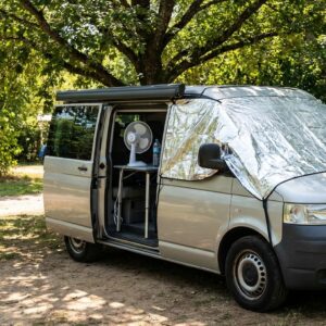 Wohnmobil kühlen im Sommer, fotorealistisches Photo, kein text