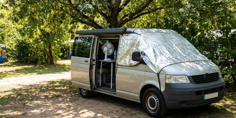 Wohnmobil kühlen im Sommer, fotorealistisches Photo, kein text